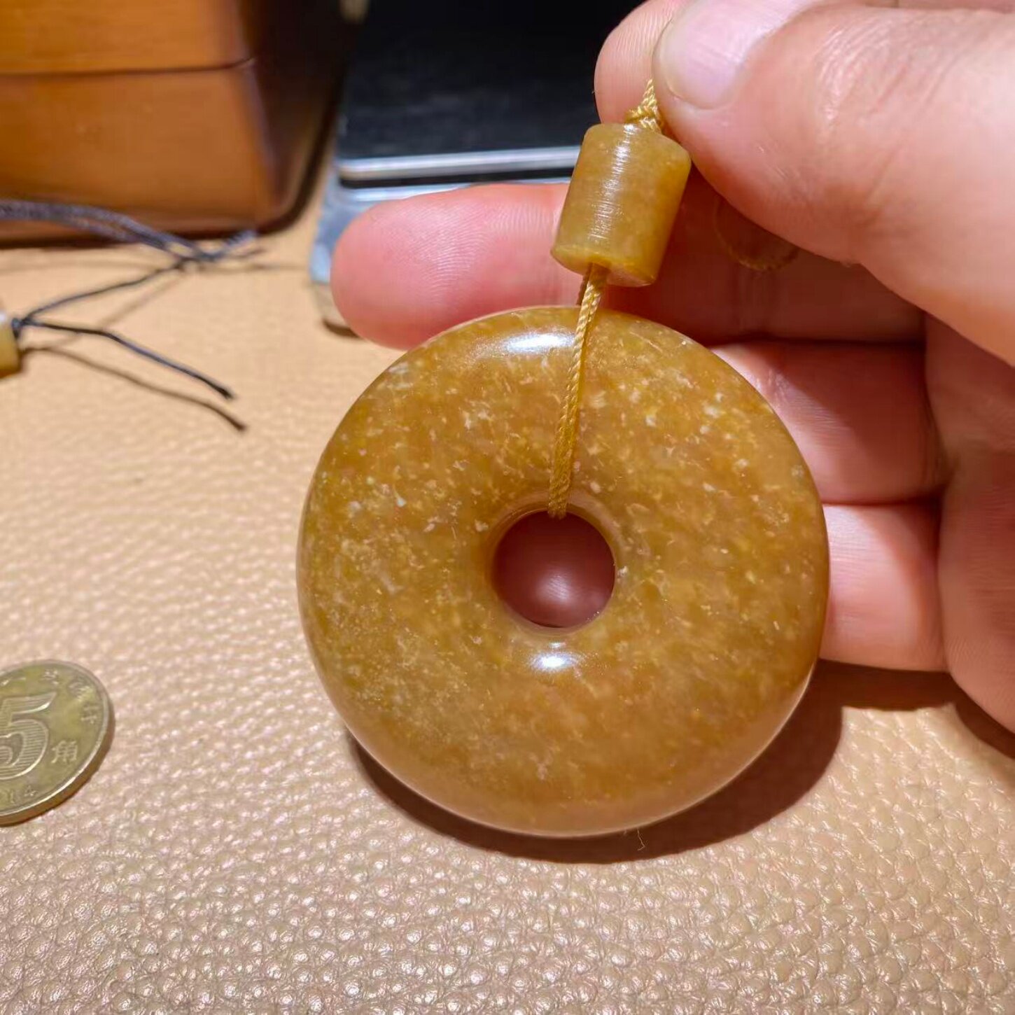 天然和田玉新疆且末老红糖玉牛轧糖大平安扣挂饰吊坠饰品礼物特色