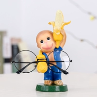 Милая обезьяна с бананами с обеими руками