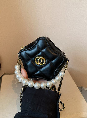 洋气的迷你菱格耳机包珍珠链条斜挎包包女2026新款时尚mini口红包