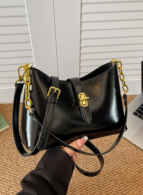 高级质感复古小包包女2025新款时尚百搭斜挎包超火单肩腋下水桶包