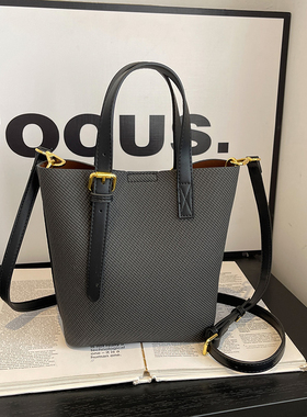 今年流行包包女2025超火时尚高级感洋气单肩斜挎包小众手提水桶包