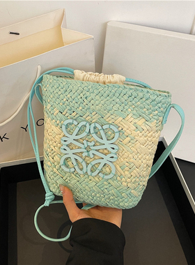 超火草编水桶包包女式2025新款海边度假斜挎小包拉菲草文艺编织包