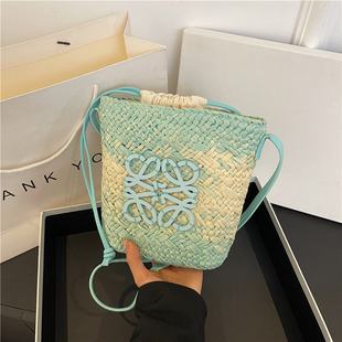 超火草编水桶包包女式 海边度假斜挎小包拉菲草文艺编织包 2025新款
