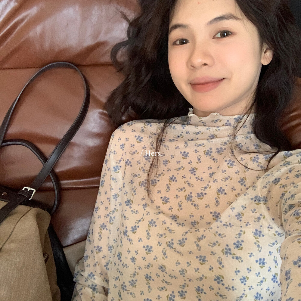 Hers 2025秋季简约韩系叠穿碎花内搭木耳边高领蕾丝打底衫女92265