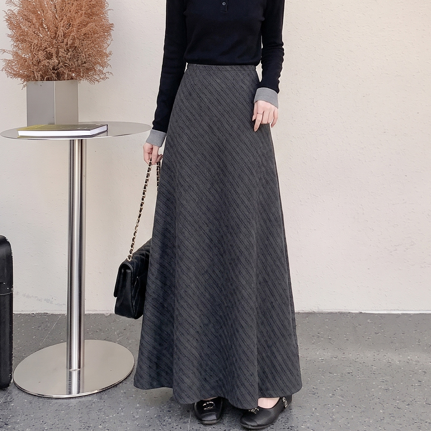 复古风斜条纹A字半身裙女2026秋季新款灰色气质显瘦通勤优雅长裙