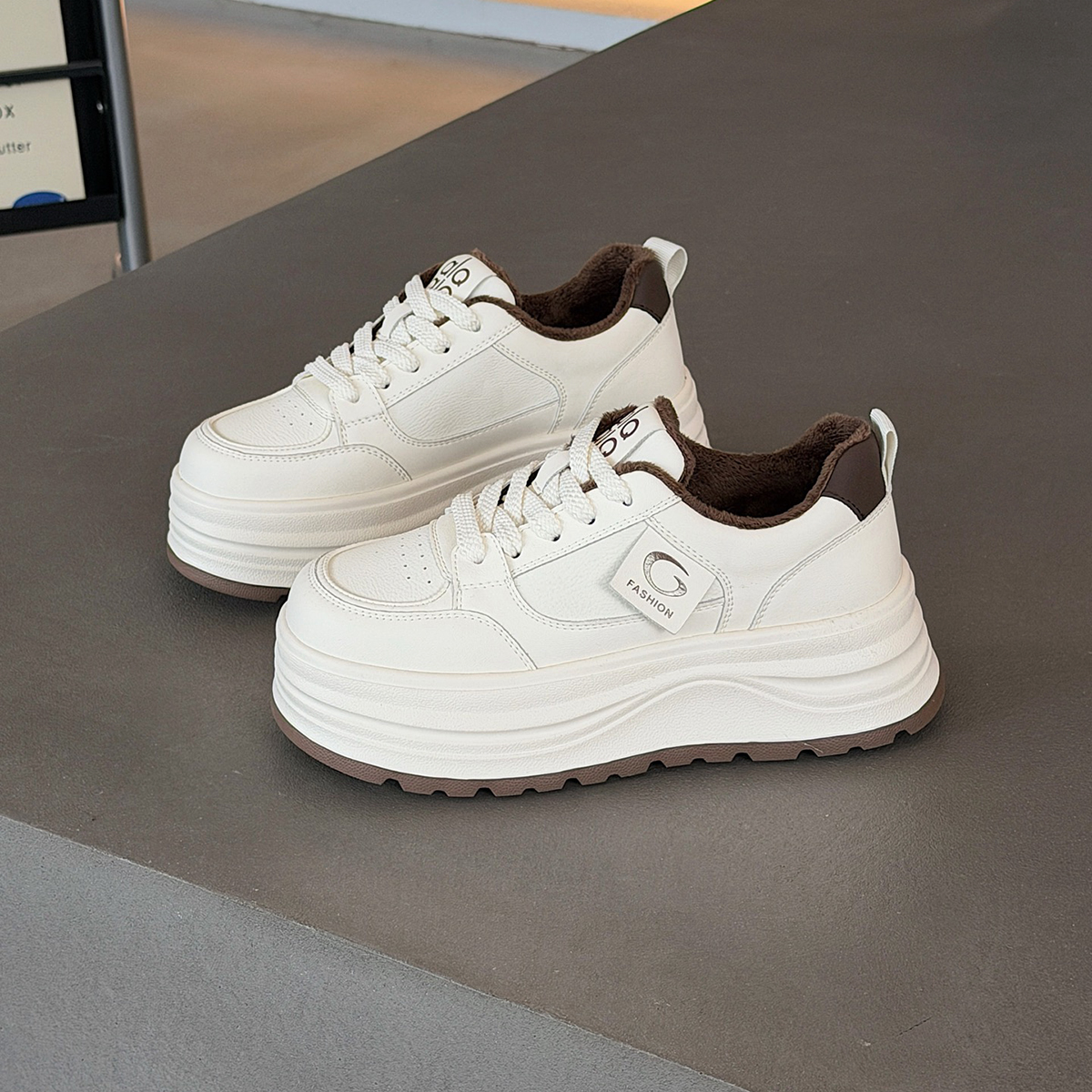 保暖加绒超轻便厚底真皮小白鞋女