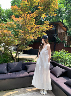 大小姐77 夏日限定白月光轻盈灵动机理清透感V领白色长款连衣裙