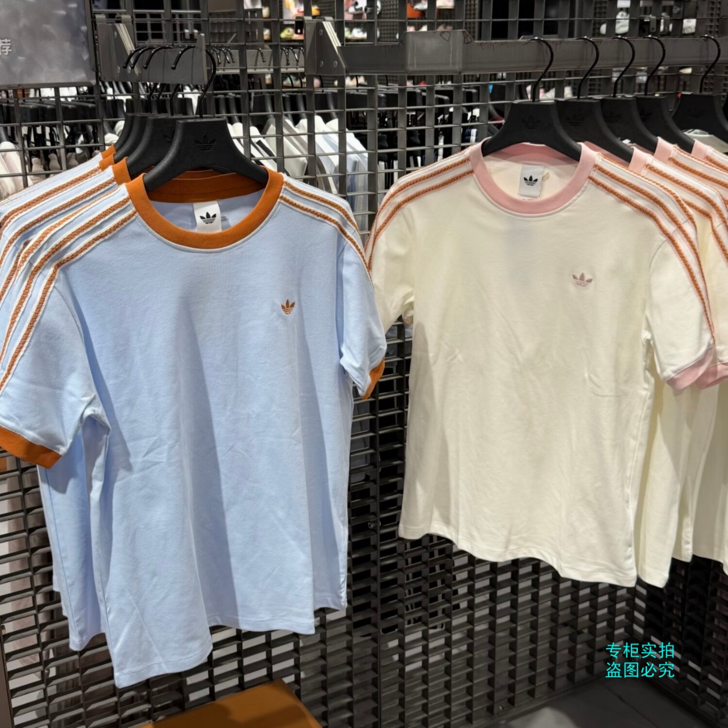 Adidas三叶草女子复古撞色条纹休闲短袖T恤KY8125 KY8126 KY8127 - 实物图