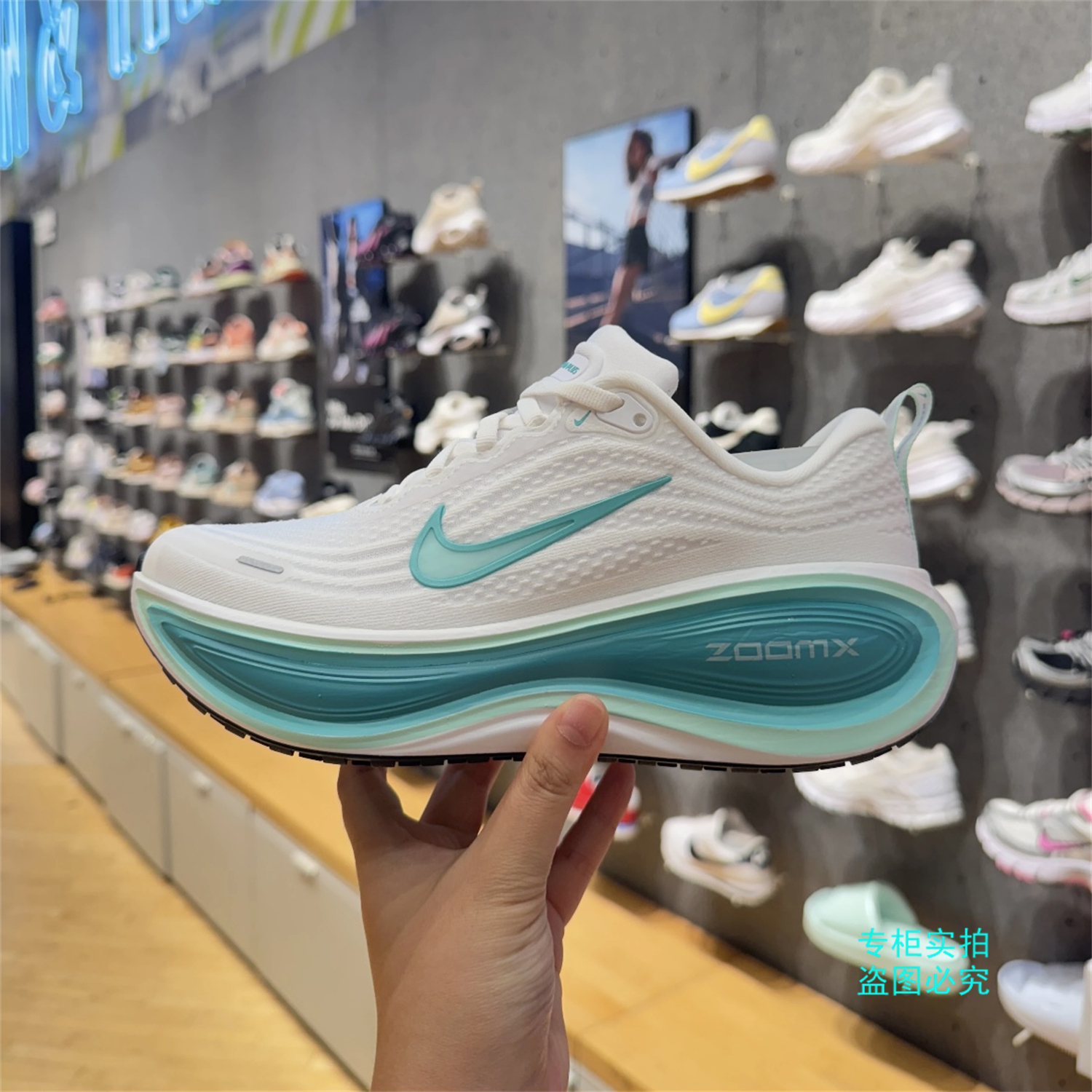 Nike耐克 VOMERO PLUS超级迈柔缓震运动马拉松跑步鞋 HV8154-100