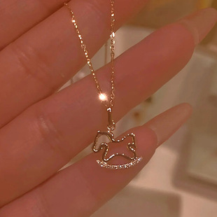 小红书童话小木马年项链女秋冬季可爱文艺创意锁骨链小巧童趣项坠