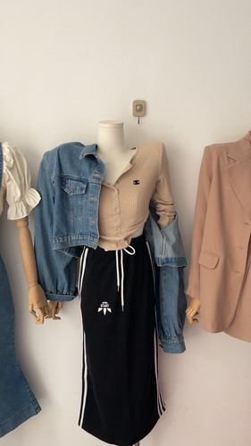 2026春新款韩国东大门高腰抽绳字母条杠休闲半身裙舒适开叉辣妹