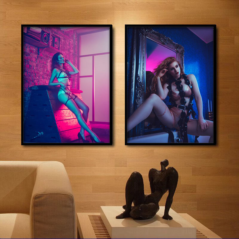 性感美女KTV包厢是装饰挂画性感