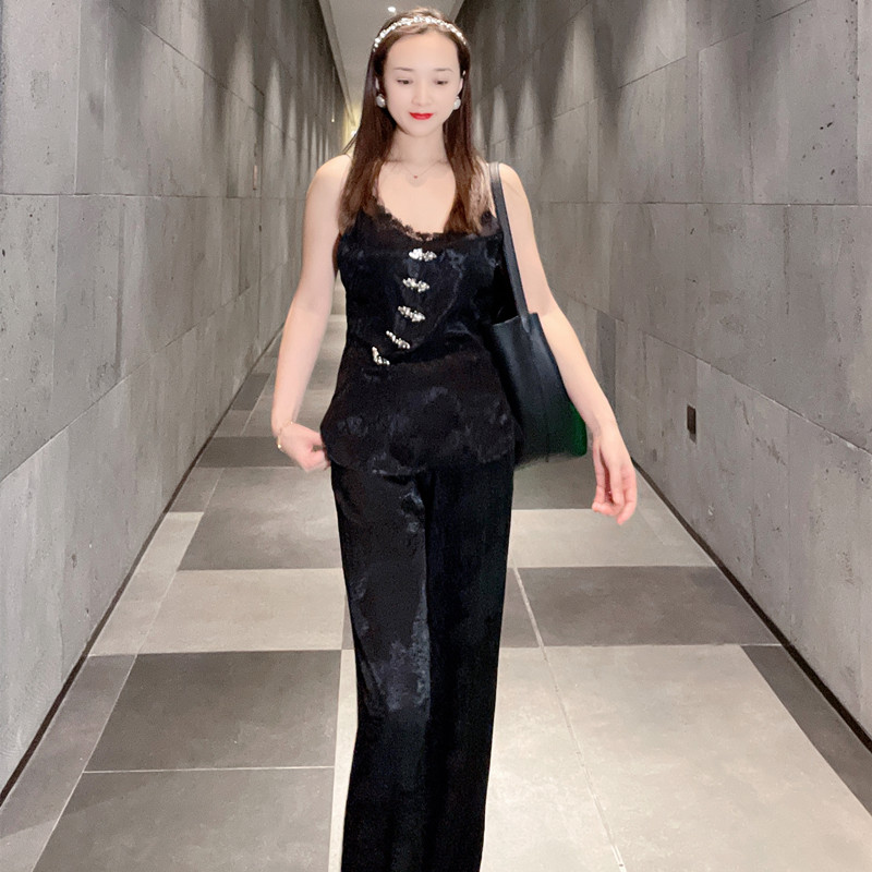 细带蕾丝领修身洋气吊带