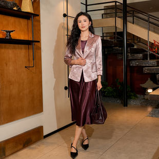 2026春装新款轻奢优雅风丝绒西装女长袖职业正装高级感西服外套