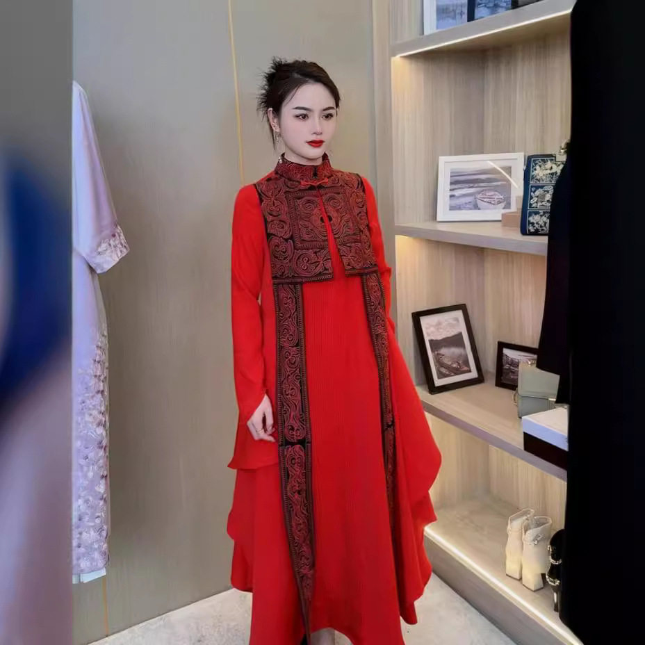 杨丽萍同款民族风大码刺绣盘扣红色立领苗银显瘦文艺女长袖连衣裙