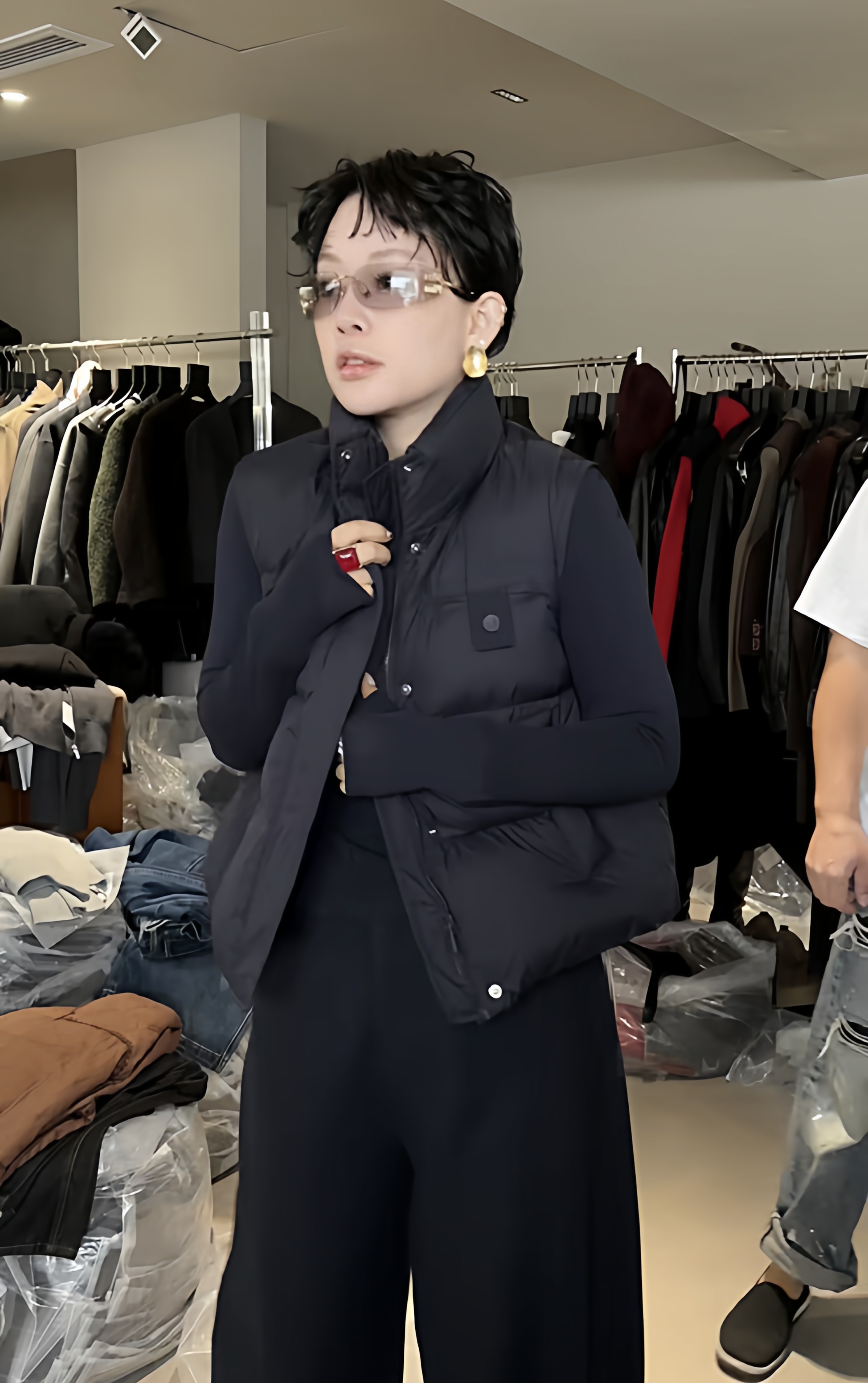 欧洲站2025冬季新款时尚百搭立领无袖羽绒马甲女修身显瘦背心上衣