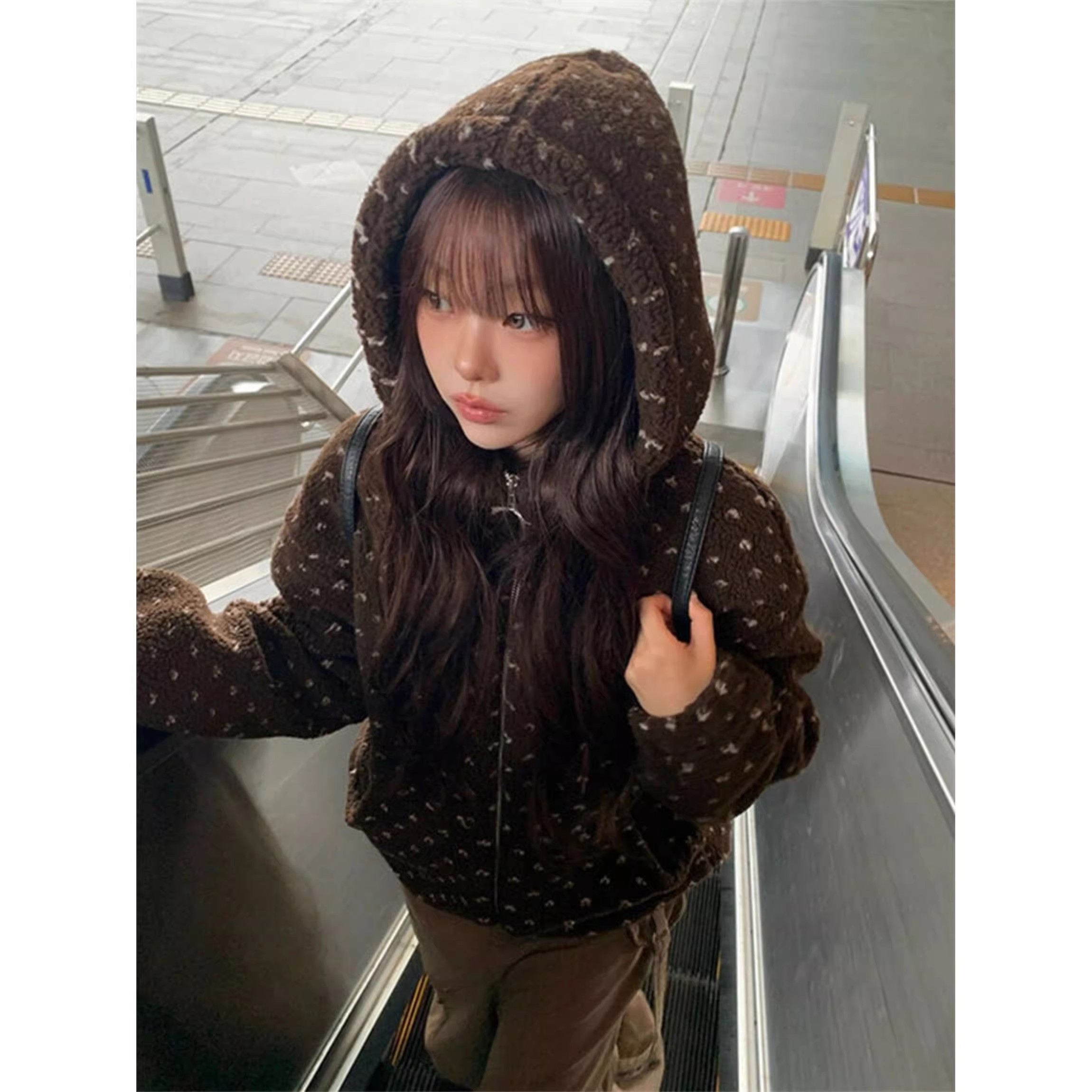 深棕色拼接皮毛一体羊羔毛外套