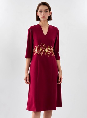 慕天姿2024冬专柜折扣精选品牌女装高端酒红色慕天姿连衣裙-17871