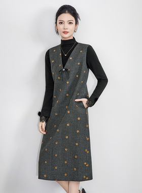 2516308-气质重工金线立体刺绣V领蝴蝶结胸针马甲背心连衣裙南油