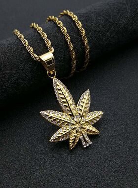 欧美钛钢镶钻牙买加枫叶吊坠项链