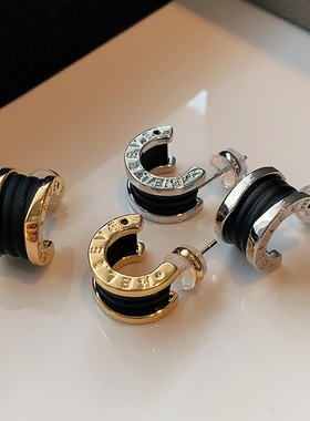 小蛮腰耳钉2025年新款爆款字母耳环轻奢高级感简约黑色小香风耳饰