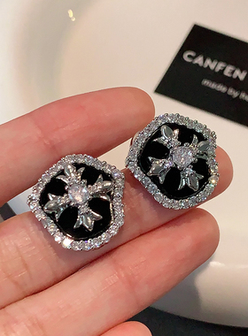 黑色克家十字架耳环2025新款爆款高级感镶钻耳钉中性朋克复古耳饰