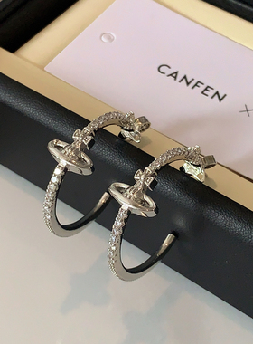 西太后耳圈2026新款高级感土星耳环中性风镶钻圆圈耳钉小香风耳饰