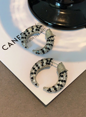 黑色满钻牛角耳环2025新款爆款高级感耳钉小众设计中性朋克风耳饰