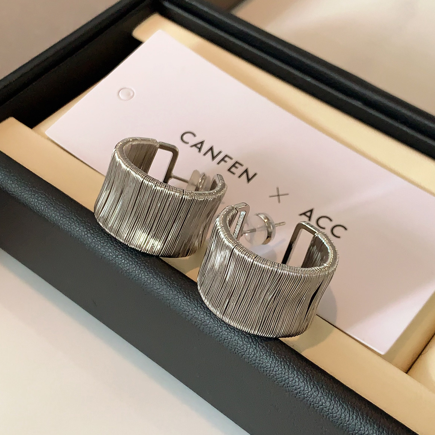 银色宽面圆形金属耳环2026新款爆款高级感耳钉中性风简约缠绕耳饰