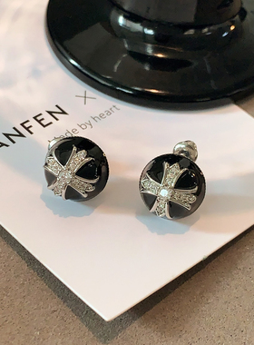 克家黑色十字架耳钉2026新款爆款高级感圆形耳环中性朋克小巧耳饰