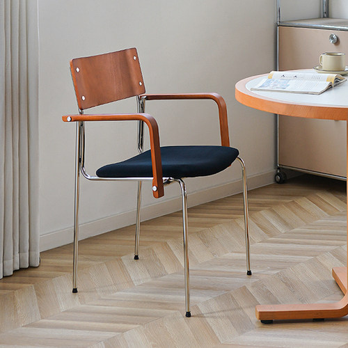 北欧实木餐桌椅不锈钢靠背扶手椅