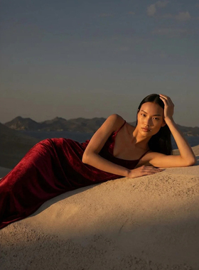 JIRANDESIGN 法式度假风红色V领吊带连衣裙女显瘦丝绒长裙高级感