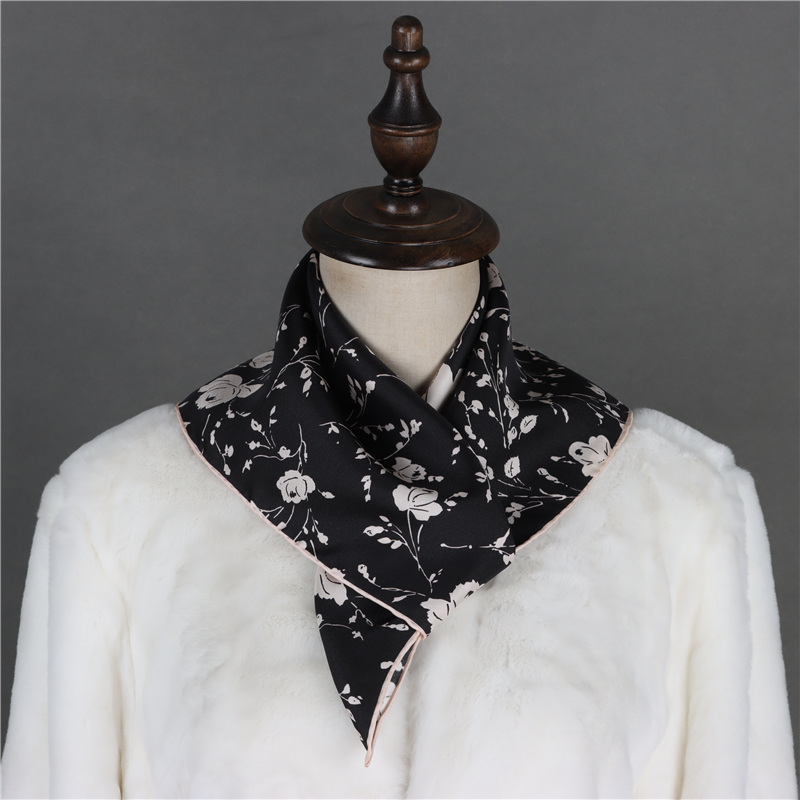 手工卷边精美印花斜纹绸方巾