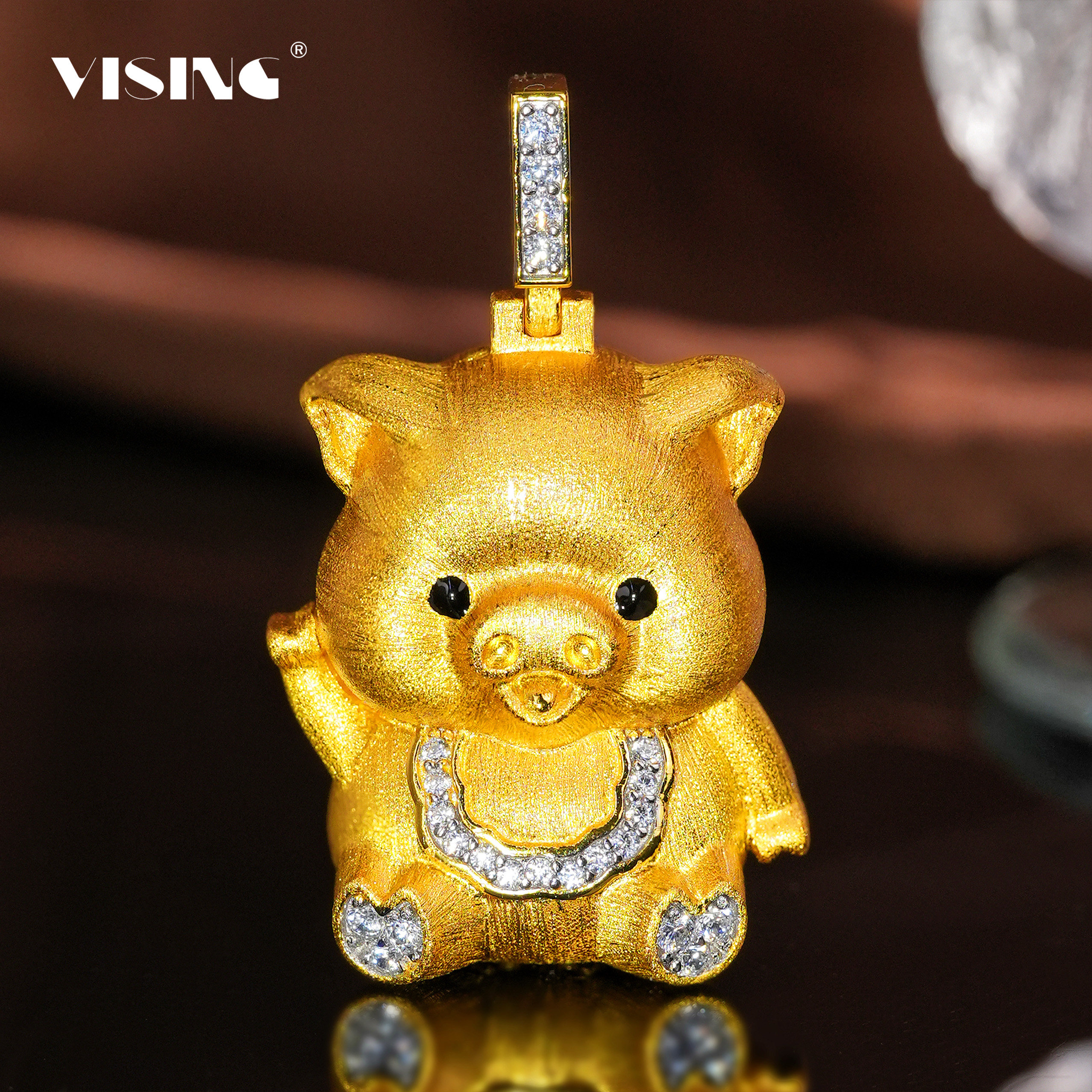 VISING珠宝【围兜猪】黄金色手工刻丝大金猪吊坠项链毛衣链S925银