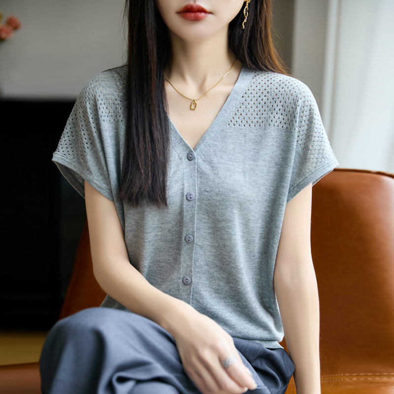 蓝色镂空冰丝薄款短袖针织开衫25夏季单排扣设计款V领显瘦上衣女