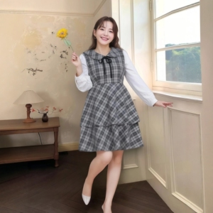 大码女款2026春胖MM娃娃领200斤减龄格子拼色小翻领学院风连衣裙