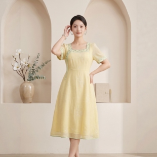 2026夏新款大码女装胖MM复古精致方领盘扣装饰绣花短袖连衣裙轻薄