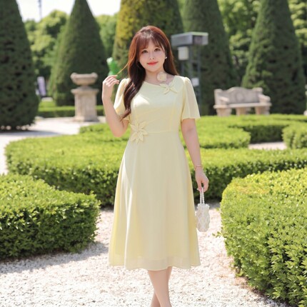 大码女装2026夏胖MM显瘦优雅风不规则V领钉珠花朵收腰淡黄连衣裙