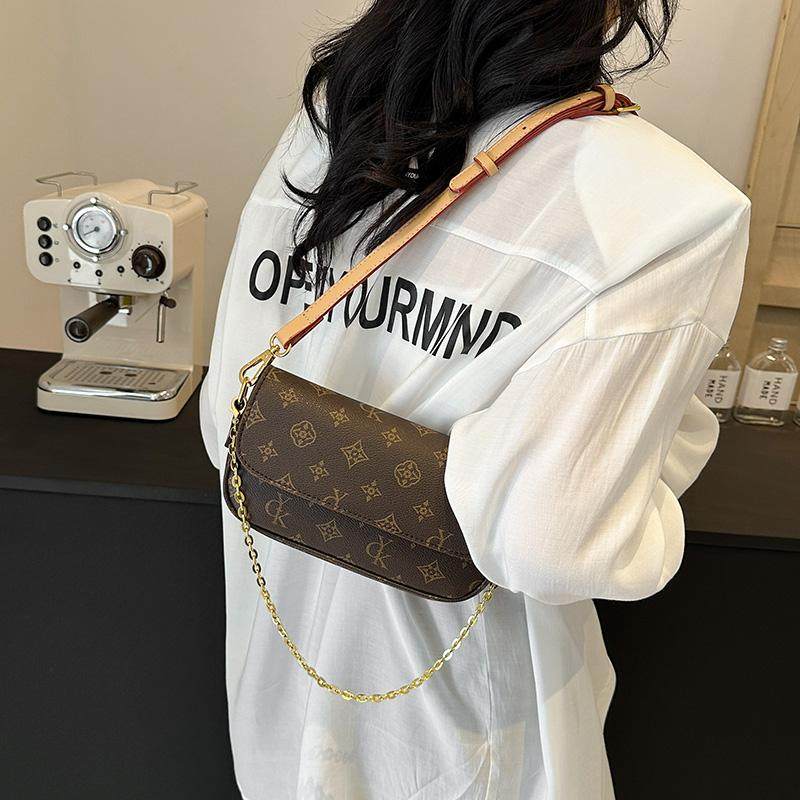 春季超火小包包女式2025新款轻奢小众设计今年流行爆款高级感斜挎