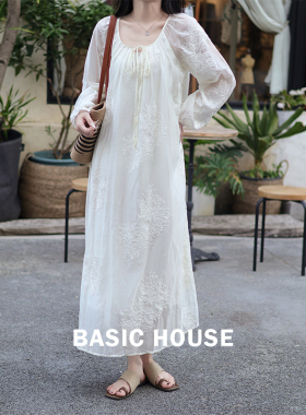 Basic House/百家好 法式刺绣度假风连衣裙女夏收腰显瘦白色长裙
