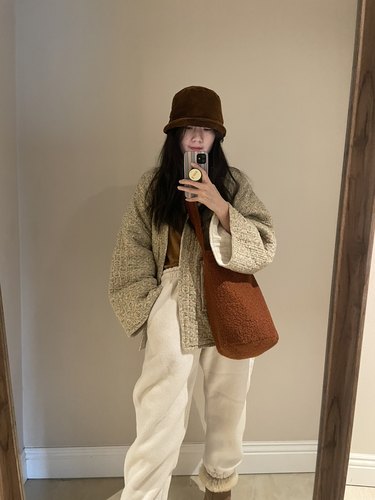 焦糖色毛毛绒实用圆底斜跨单肩包