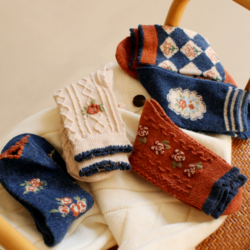 米吉诺拉冬季复古菱格玫瑰花卉保暖羊毛袜女款甜美麻花纹中筒袜子