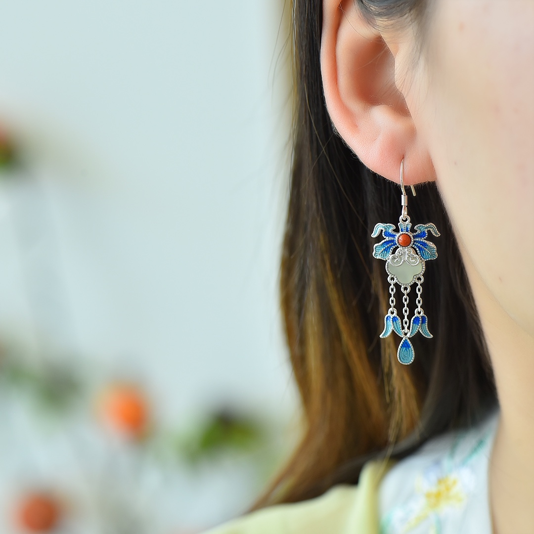 银镶和田玉四叶草珐琅配南红耳坠