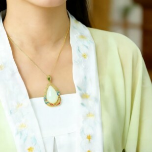 S925银镶嵌和田玉水滴白加绿珐琅吊坠天然颈饰项链优雅高档0470