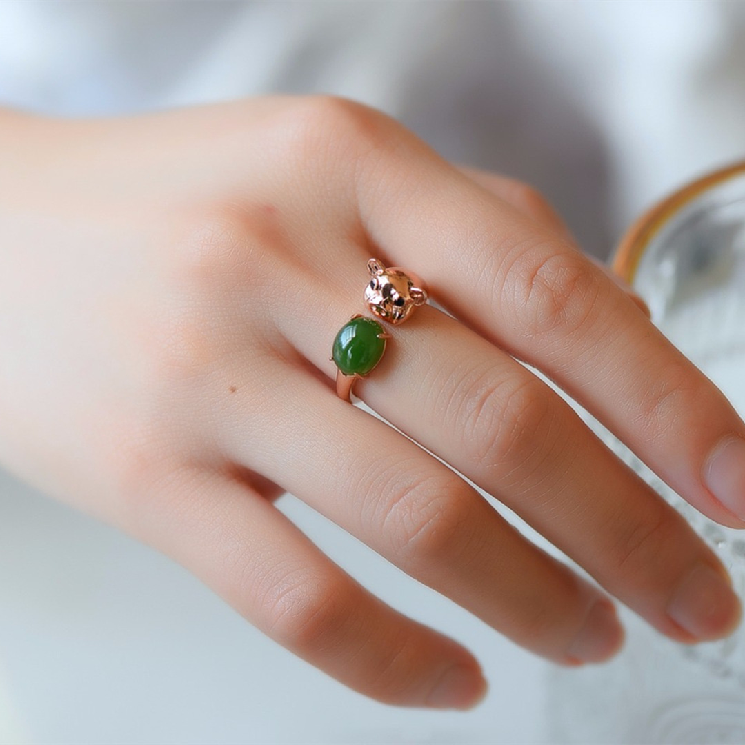 s925银镀玫瑰金镶嵌新疆和田玉碧玉蛋面生肖猪戒指个性气质猪指环