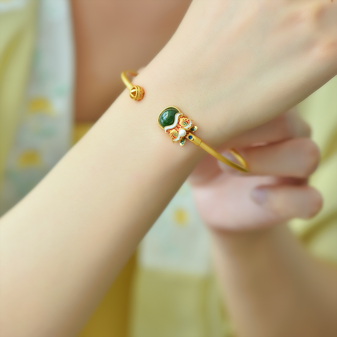 银镶和田玉碧玉珐琅吉祥虎手镯