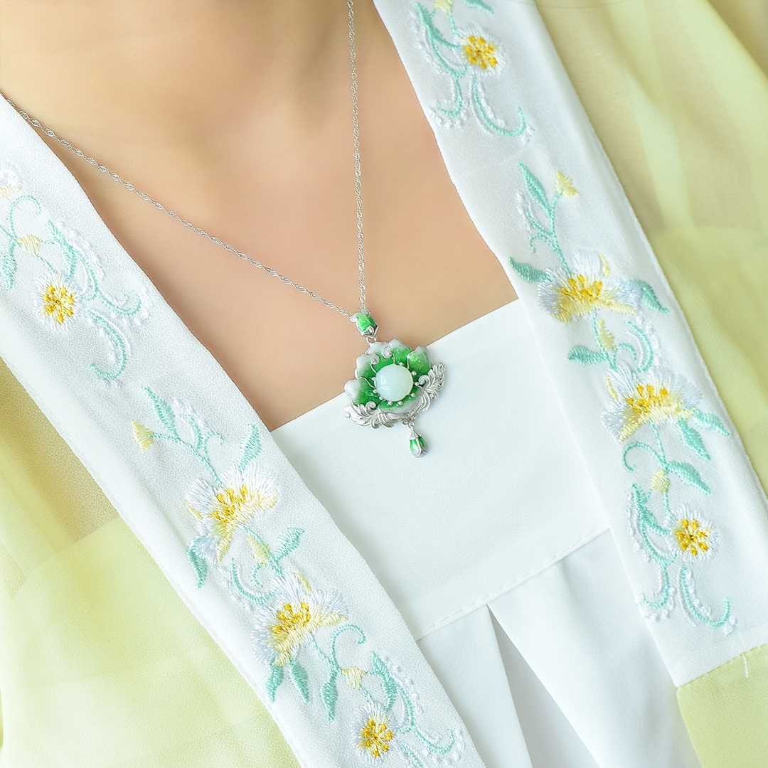 925银镶嵌和田玉珐琅莲花吊坠