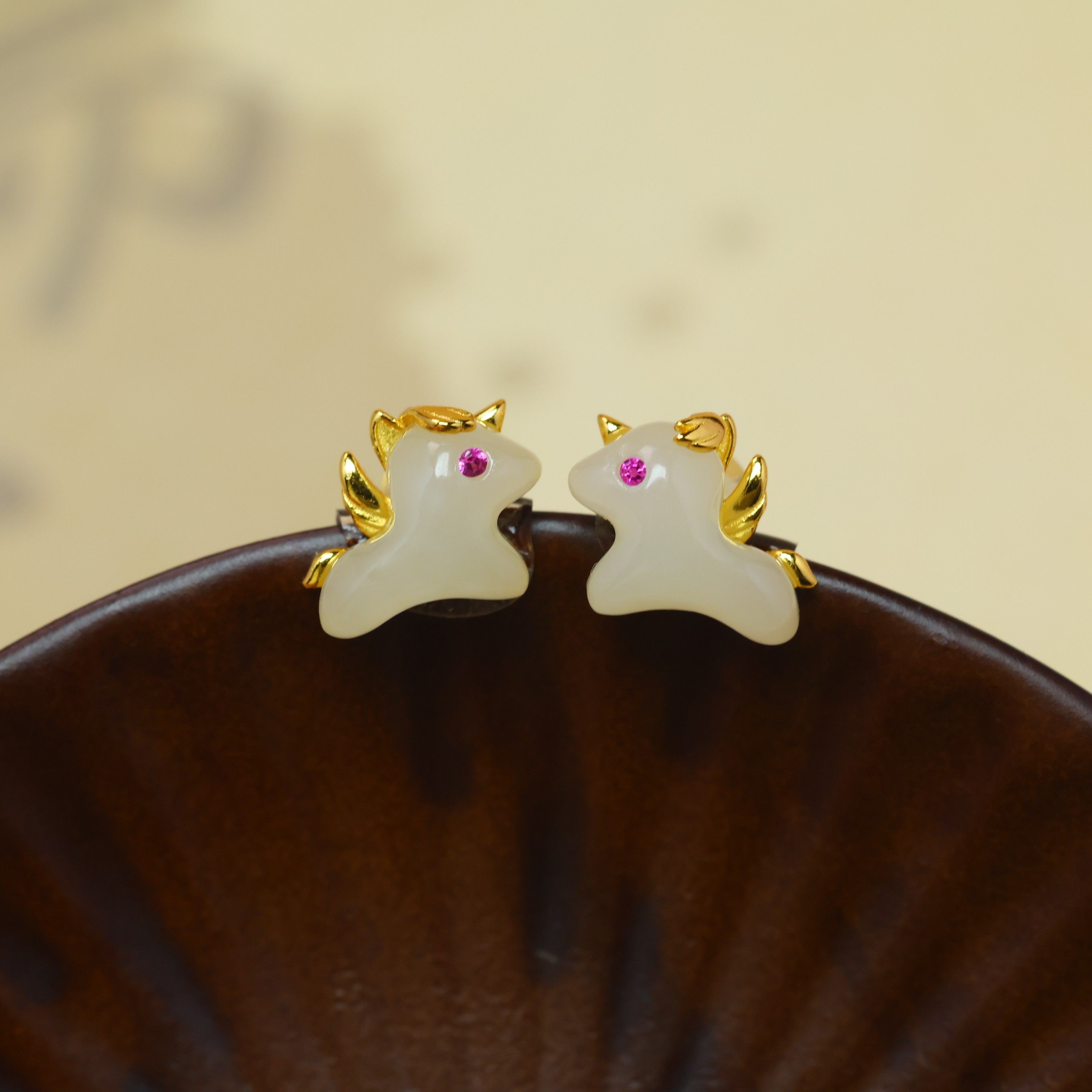 s925银镶和田玉小马配彩锆耳钉中国风耳饰镶锆石小马造型可爱小巧,珠宝/钻石/翡翠,耳饰,淘宝优惠券,粉丝福利购,淘宝优惠卷