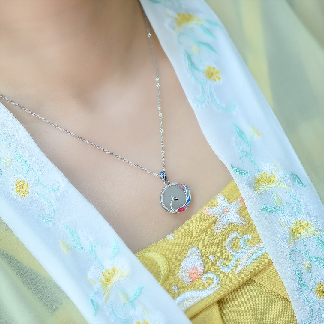 s925银镶嵌和田玉圆平面珐琅孔雀吊坠