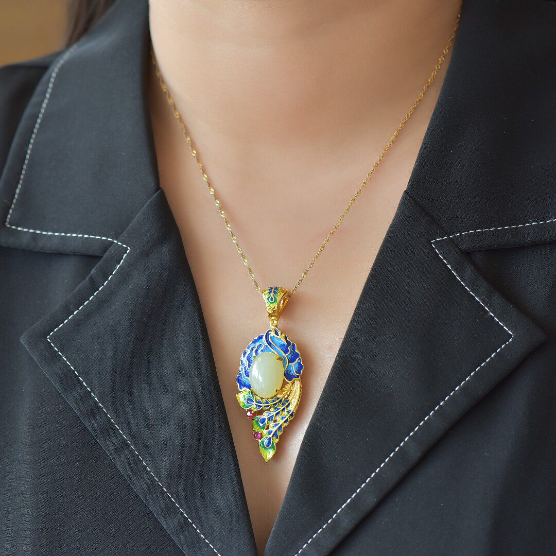 S925银镶嵌和田玉蛋面珐琅孔雀配彩锆吊坠